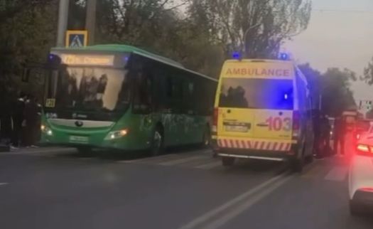 В Алматы скорая сбила подростка на пешеходном переходе