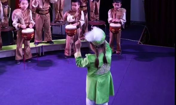 Самый юный дирижёр: пятилетняя девочка из Атырау покорила казахстанцев