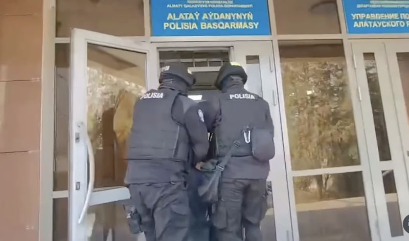 Полиция задержала мужчину, который пнул ребёнка в Алматы