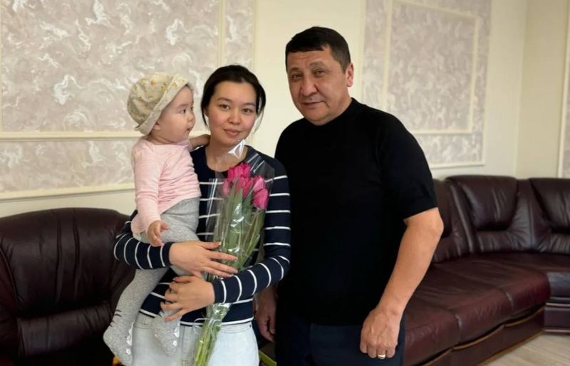 Спас заложницу в аэропорту: Муса Абдраим встретился с сотрудницей досмотра