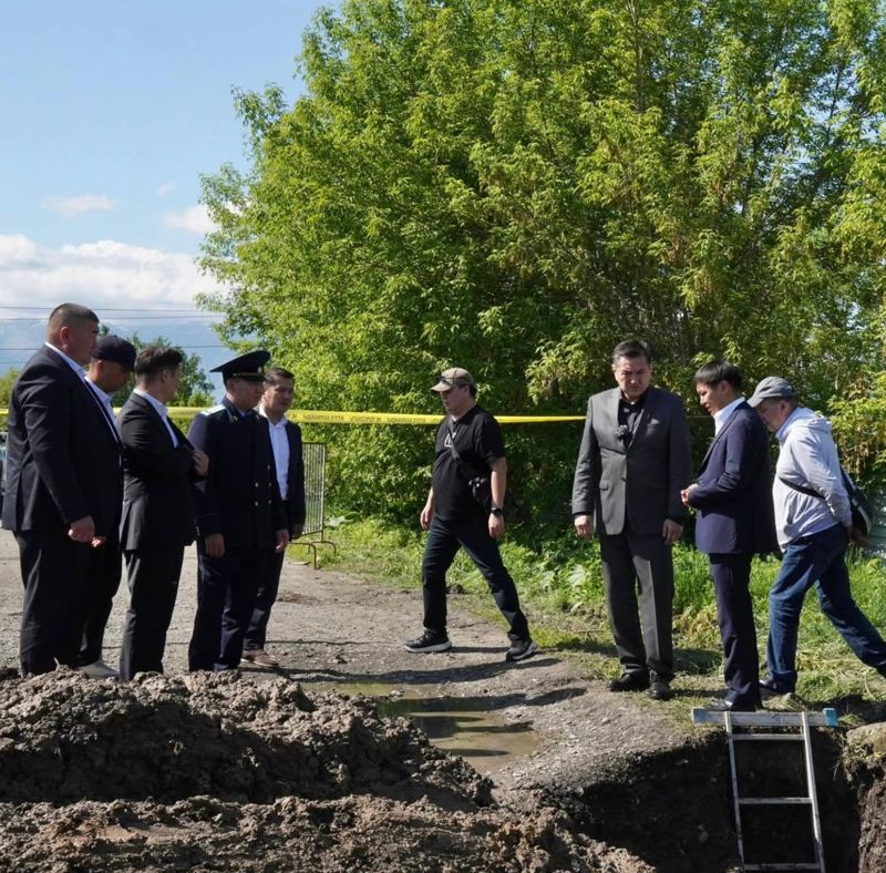 Два коммунальщика погибли в ВКО из-за обрушения грунта