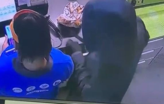 В Актау мужчина, размахивая ножом, ограбил заправку