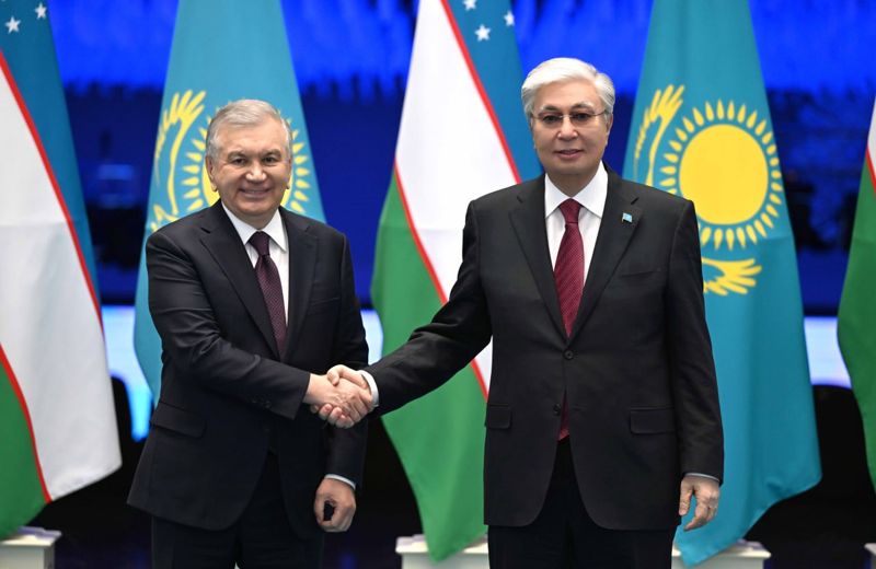 Неформальная встреча: об укреплении связей поговорили Токаев и Мирзиёев