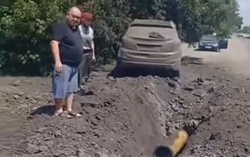 Воронка в асфальте: хлопок газа произошел во время опрессовки сетей в Караганде