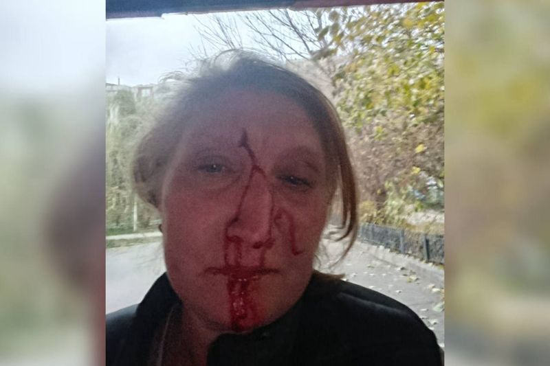 Курьер избил охранницу алматинского ЖК и сбежал