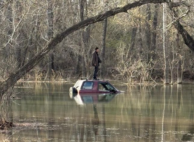Семейчанин сам не понял, как заехал в реку