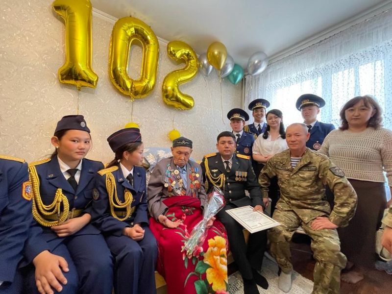 В Алматинской области ветерана ВОВ Танирбергена Толганбаева поздравили со 102-летием