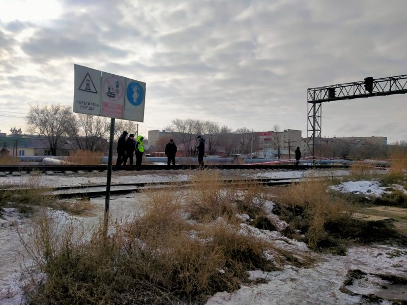 В Уральске мужчина попал под поезд: пешеходный переход находился в 300 метрах