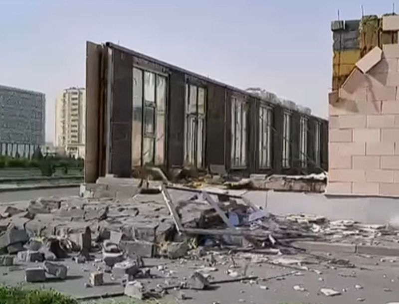 Ураганный ветер пронесся по Шымкенту, Таразу и идет на Алматы