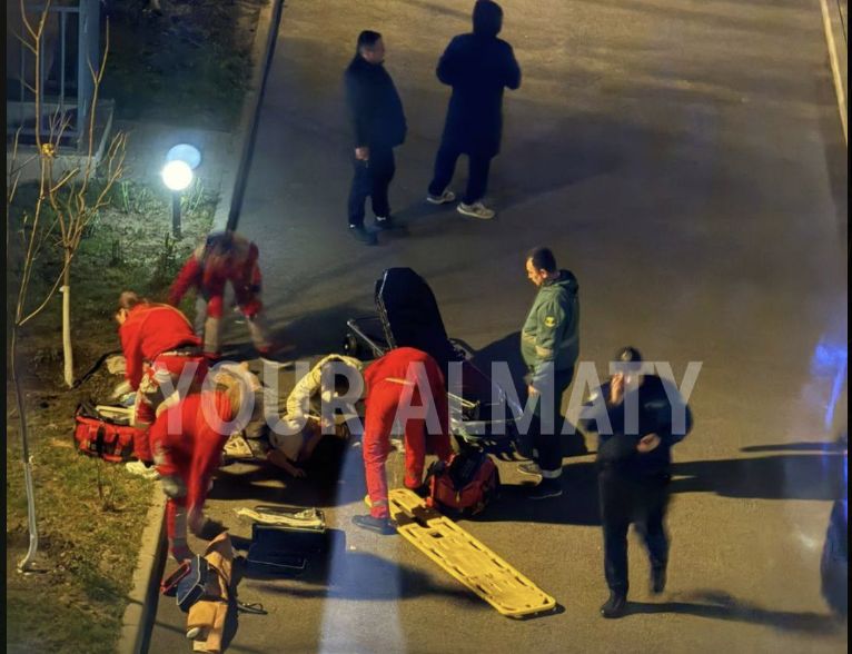 В Алматы пьяная 18-летняя девушка выпала с 9-го этажа