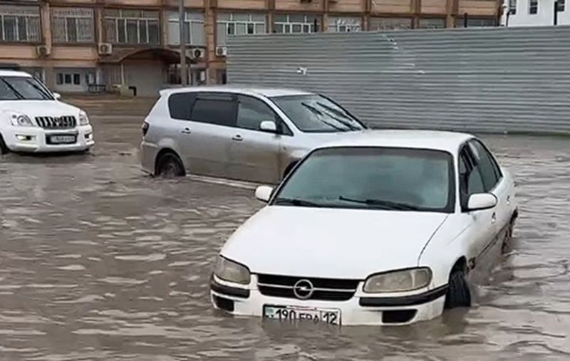Дворы и улицы подтопило в одном из районов Мангистауской области