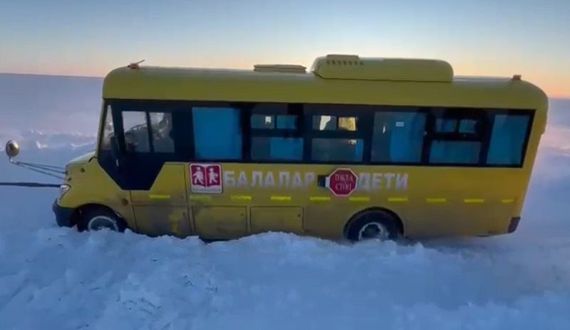 Школьные автобусы с детьми застряли на заснеженной трассе в Костанайской области