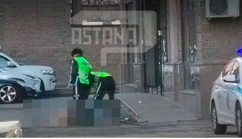 В Алматы 25-летний мужчина сорвался с высоты в элитном ЖК