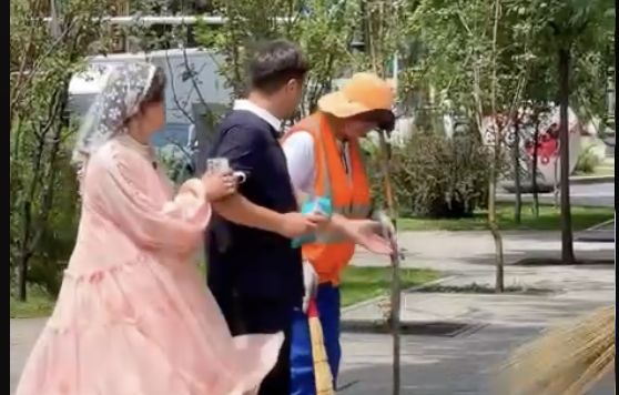 В Алматы мужчина публично унизил уборщиц — одна из женщин расплакалась