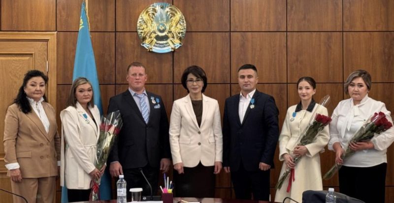 Медали для медиков: в Минздраве наградили избитого фельдшера из Костаная