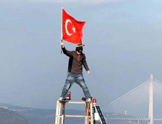 В память о погибших в Болу: легкоатлет поднялся на вышку и развернул флаг Турции