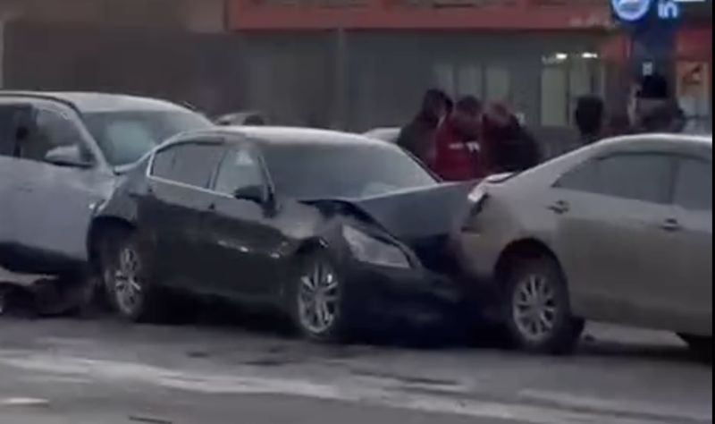 В Семее произошла массовая авария с участием пяти автомобилей