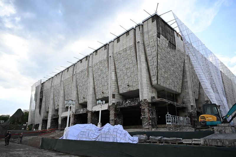 Реконструкцию здания театра Ауэзова показали новому акиму Алматы