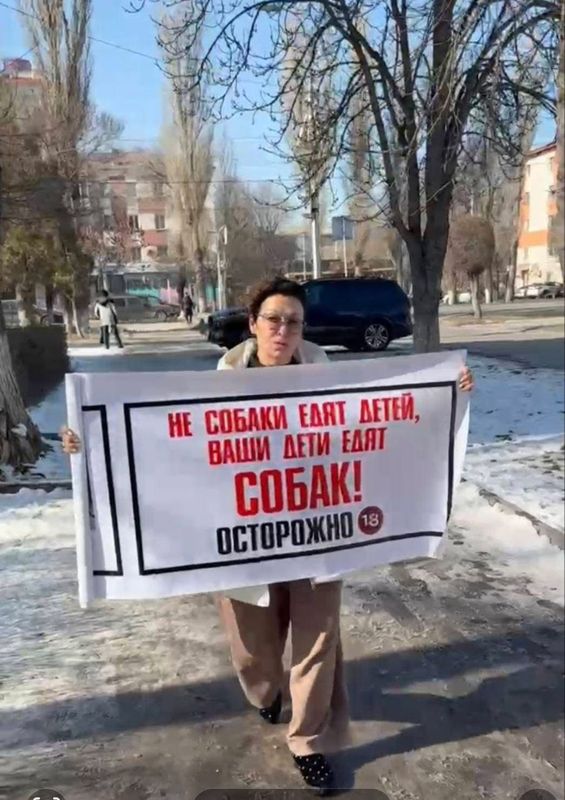 "Не собаки едят детей, ваши дети едят собак!" - такой транспарант принесли таразские зоозащитники к акимату области