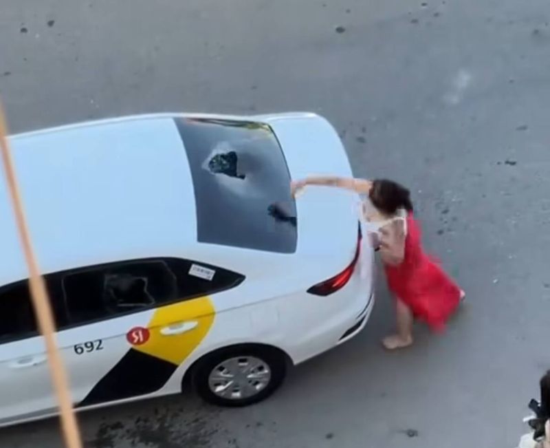 Исцарапала водителя и разбила монитор: стали известны подробности случая в шымкентском такси