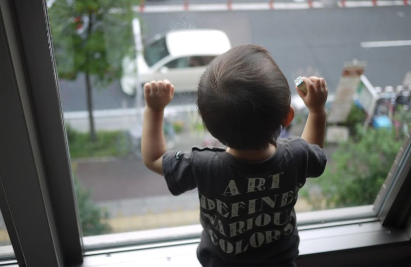 Қарағандыда екі жасар бала бесінші қабаттың терезесінен құлап түсті