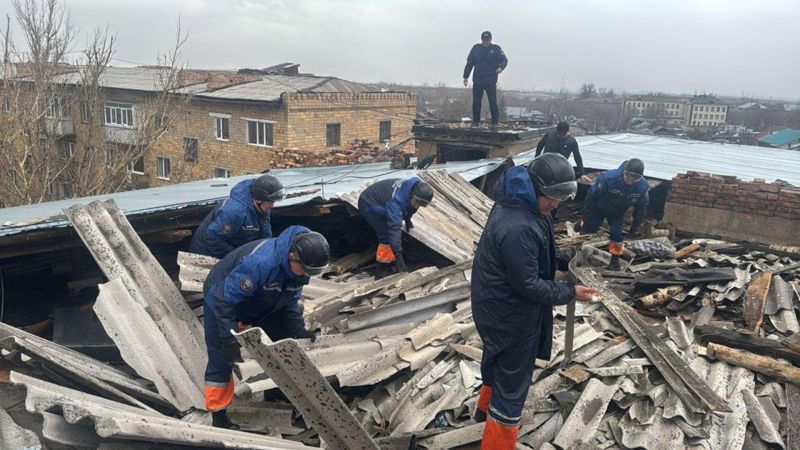 Ураган сорвал крыши ЦОНа и нескольких многоэтажек в Карагандинской области