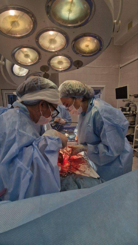 Огромную кисту с 19 литрами жидкости удалили женщине в Павлодаре