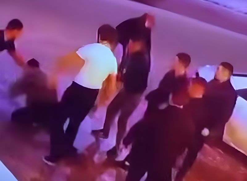 Несколько мужчин избили парня возле ночного клуба в Астане