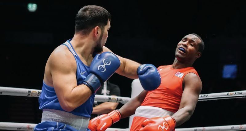 Айбек Оралбай пробился в финал ЧМ, нокаутировав статус фаворита