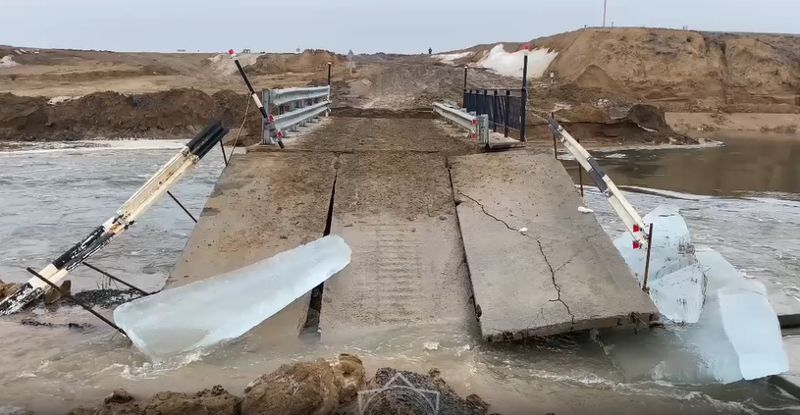 В ЗКО частично разрушен временный мост из-за резкого подъёма уровня воды в реке