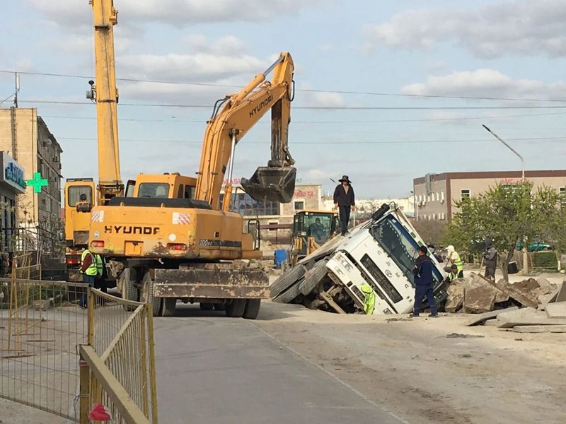 В Актау грузовик провалился под землю