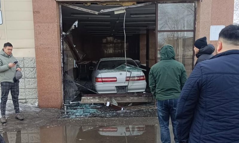Автомобиль протаранил дверь супермаркета в Павлодаре