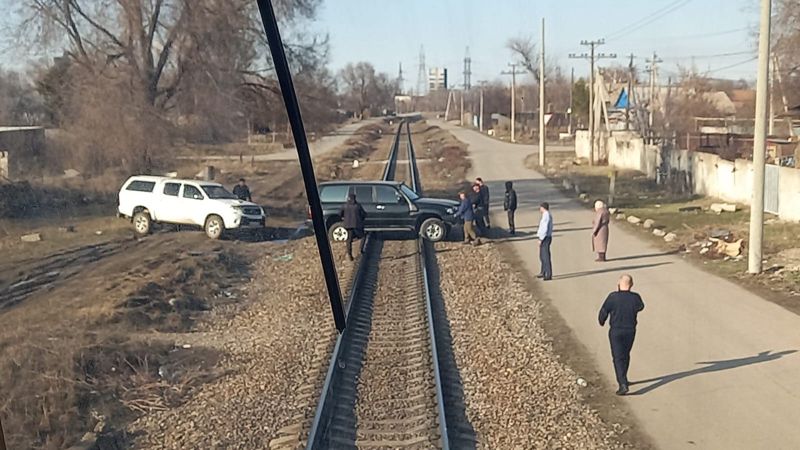 Джип выехал на рельсы перед поездом на перегоне Медеу – Жетысу