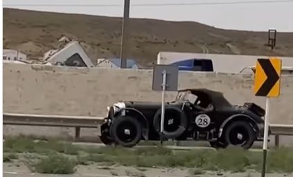 Ретро автомобили ралли Пекин-Париж проезжают через Мангистау