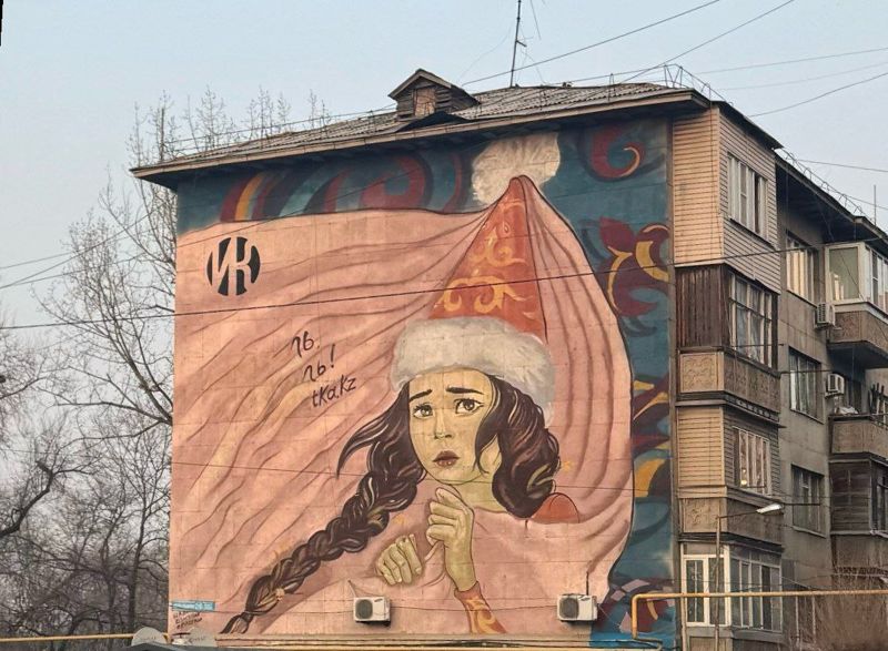 Надпись с мурала «Любить, а не бить!» стёрли после заявления алматинца