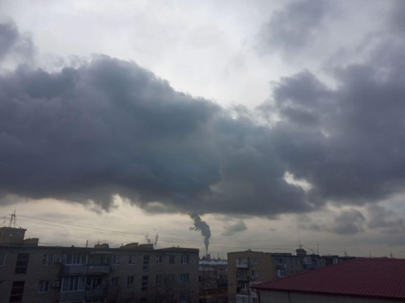 Чёрное облако дыма над заводом в Атырау: в АНПЗ заявили, что это не вредно
