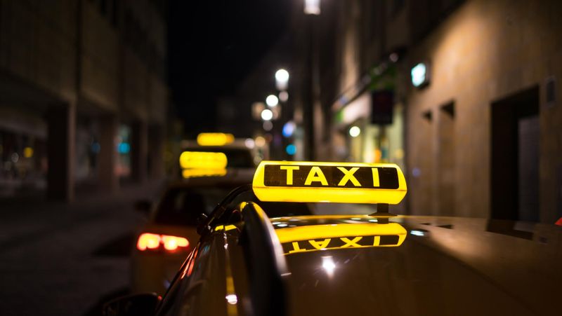 В Алматы пассажир ударил таксиста за просьбу не курить