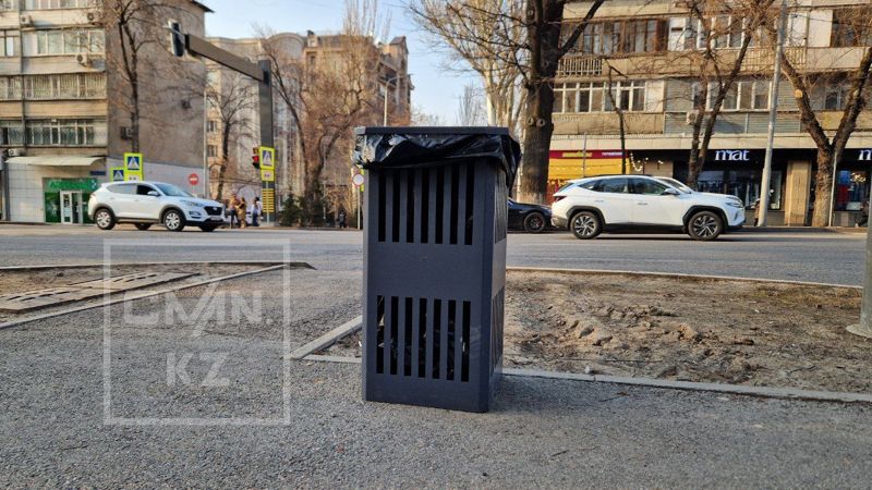 На критику новых урн в Алматы ответил депутат маслихата