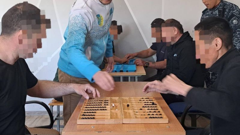 Заключённых Казахстана учат играть в "Тоғыз-құмалақ"