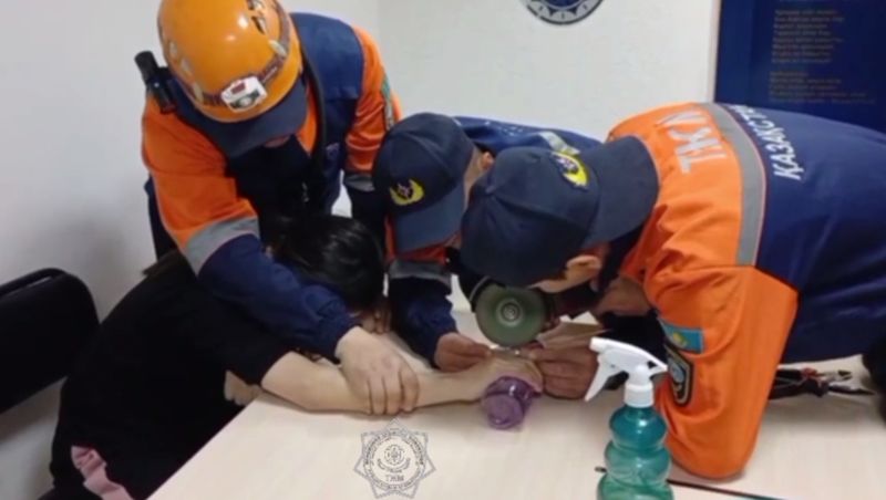 Жительнице Уральска пришлось вызывать спасателей из-за кольца