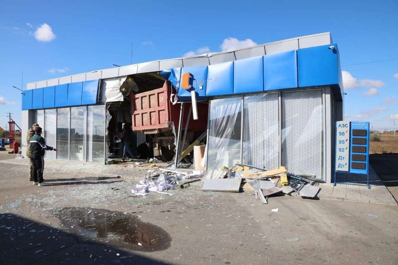 Грузовик врезался в АЗС в Костанайской области