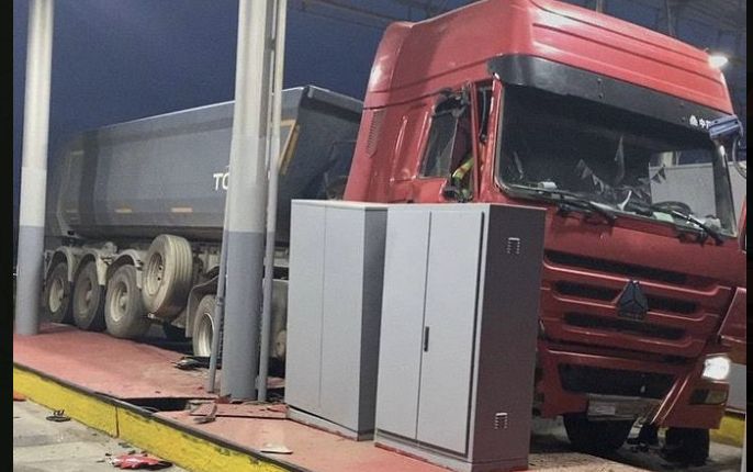 Пьяный водитель грузовика снёс шлагбаум на трассе Астана – Щучинск