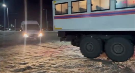 Микроавтобус с иностранцами застрял на трассе, не доезжая Актобе