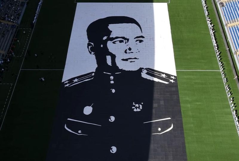 Огромный портрет героя Бауыржана Момышулы собрали дети на стадионе Астаны