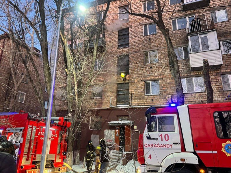 Зейнеткер Қарағанды көпқабатты үйінің пәтеріндегі өрт кезінде күйік алған