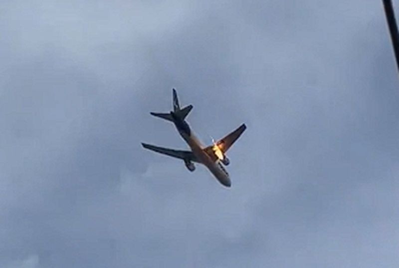 Двигатель загорелся у самолета в полете из-за столкновения с птицей