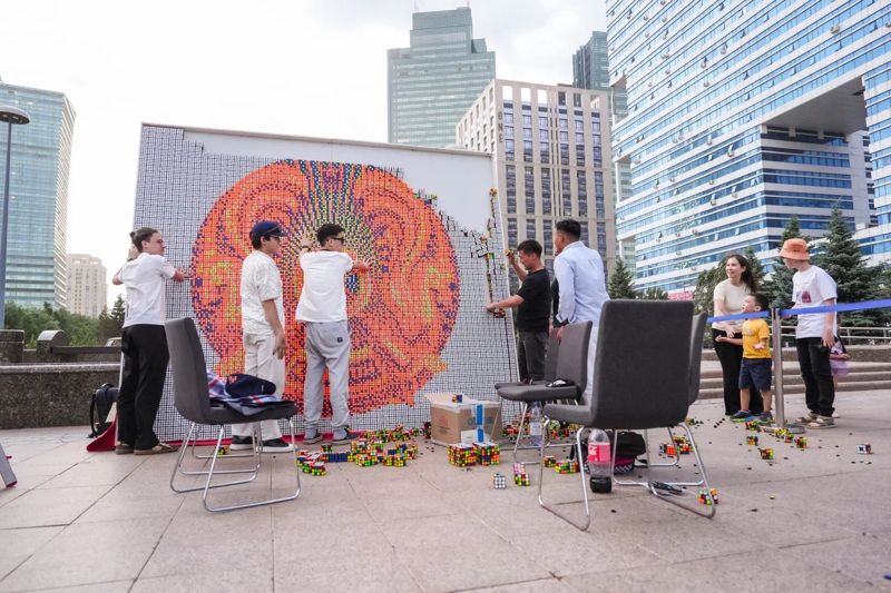 Государственный герб из трёх тысяч кубиков Рубика собрали в Астане