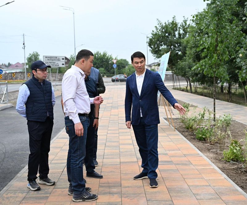 Пошел вразнос: новый аким Алматы не доволен заменой бордюр и латанием асфальта