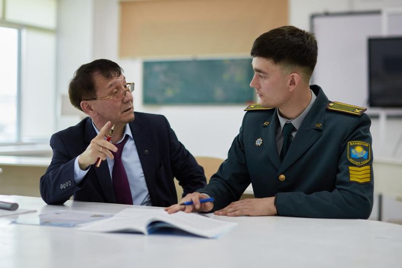 Авторский учебник для будущих офицеров создал нацгвардеец в Петропавловске