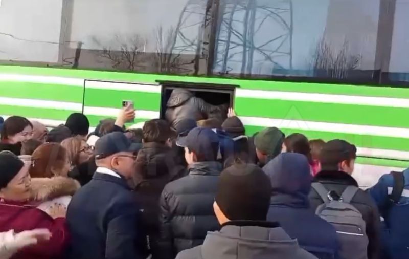 Рвали волосы и сломали руку: пассажиры автобуса Атырау-Курмангазы дрались за билеты